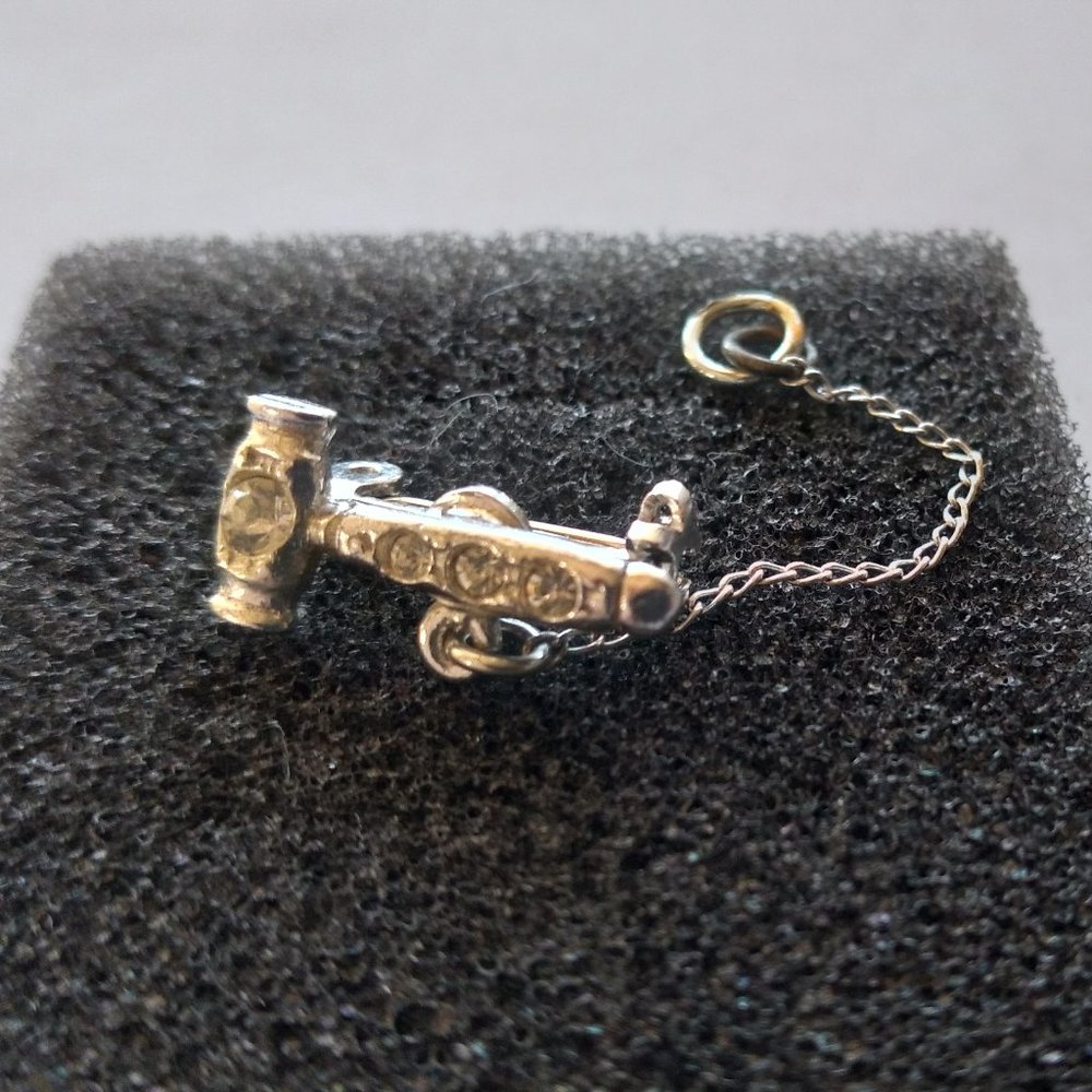 The silver gemstone hammer pin with chain